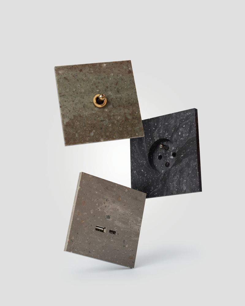 Dossier de presse | 7628-01 - Communiqué de presse | Frame Award 2024 winning switches & sockets - Bright Little Things - Produit -    Finishing component 5101 in Corian Rosemary with polished brass Little Twist switch - finishing component 5102 (socket) in Corian Cosmos Prima - 5103 (usb wall outlet) in Corian Wethered Aggragate   - Crédit photo :  Lyanne Smulders 