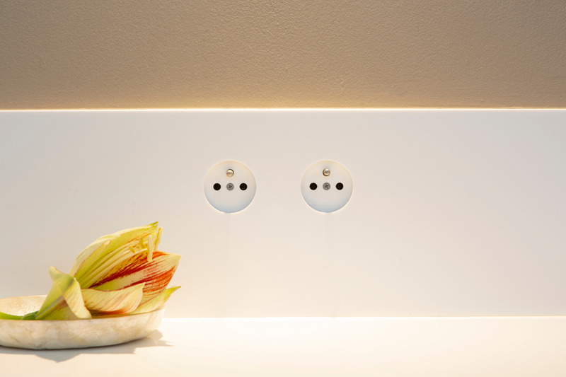 Dossier de presse | 7628-01 - Communiqué de presse | Frame Award 2024 winning switches & sockets - Bright Little Things - Produit -  Splashback with integrated wall outlets  - Crédit photo : Rene Gonkel