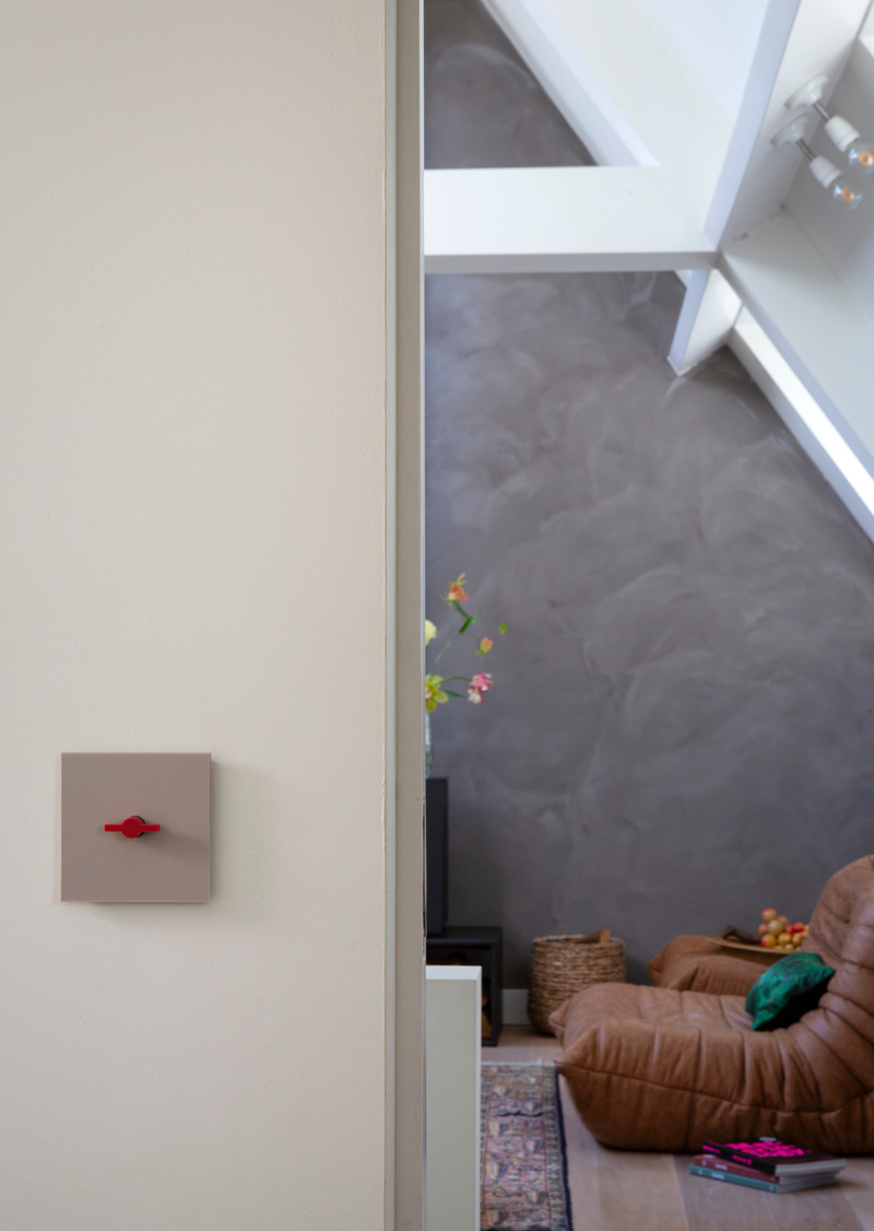 Dossier de presse | 7628-01 - Communiqué de presse | Frame Award 2024 winning switches & sockets - Bright Little Things - Produit -  Finishing componant 5101 in Hi-macs Suede with Hi-macs Fiery Red button London for a rotary dimmer  - Crédit photo :  Rene Gonkel 