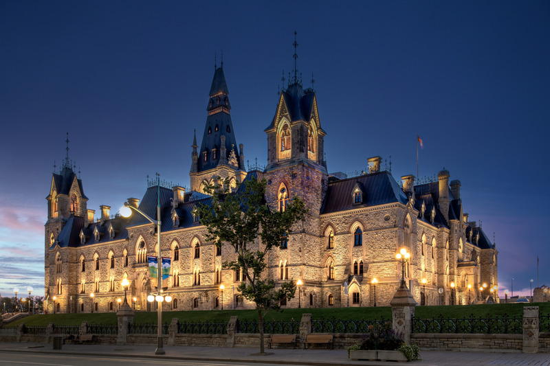 Dossier de presse | 621-30 - Communiqué de presse | Lightemotion illumine l’édifice de l’Ouest et donne vie au patrimoine d’Ottawa - Lightemotion - Design d’éclairage - Crédit photo : Gordon King