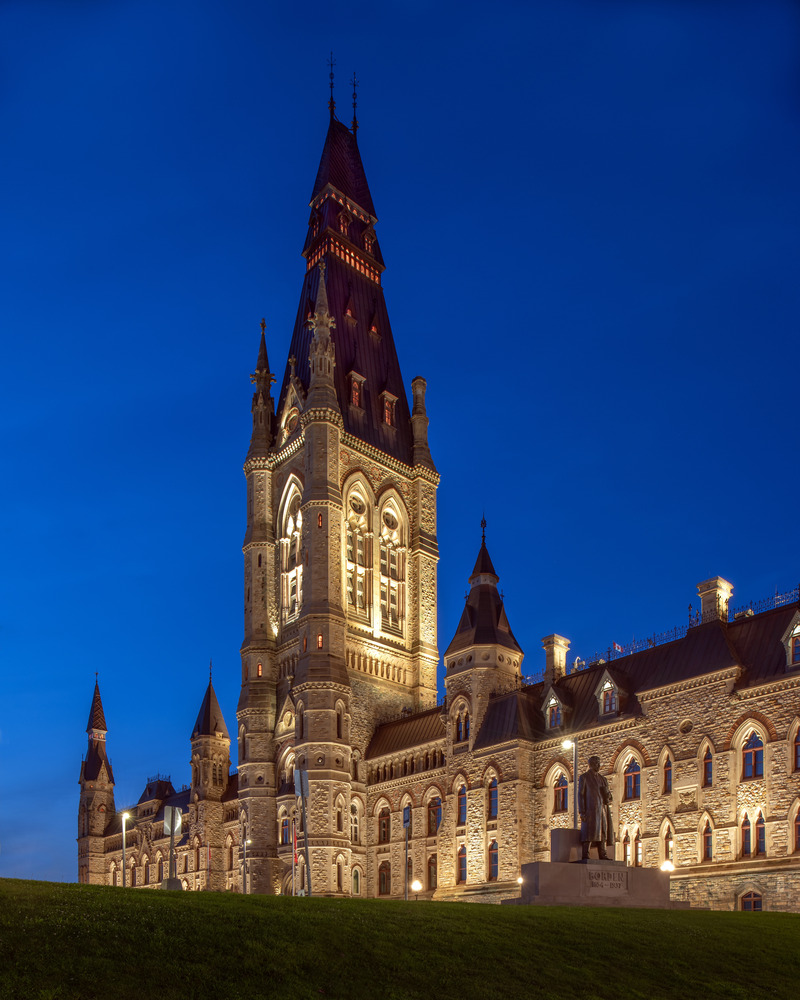 Dossier de presse | 621-30 - Communiqué de presse | Lightemotion illumine l’édifice de l’Ouest et donne vie au patrimoine d’Ottawa - Lightemotion - Design d’éclairage - Crédit photo : Gordon King