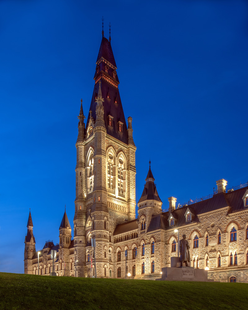 Dossier de presse | 621-30 - Communiqué de presse | Lightemotion illumine l’édifice de l’Ouest et donne vie au patrimoine d’Ottawa - Lightemotion - Design d’éclairage - Crédit photo : Gordon King