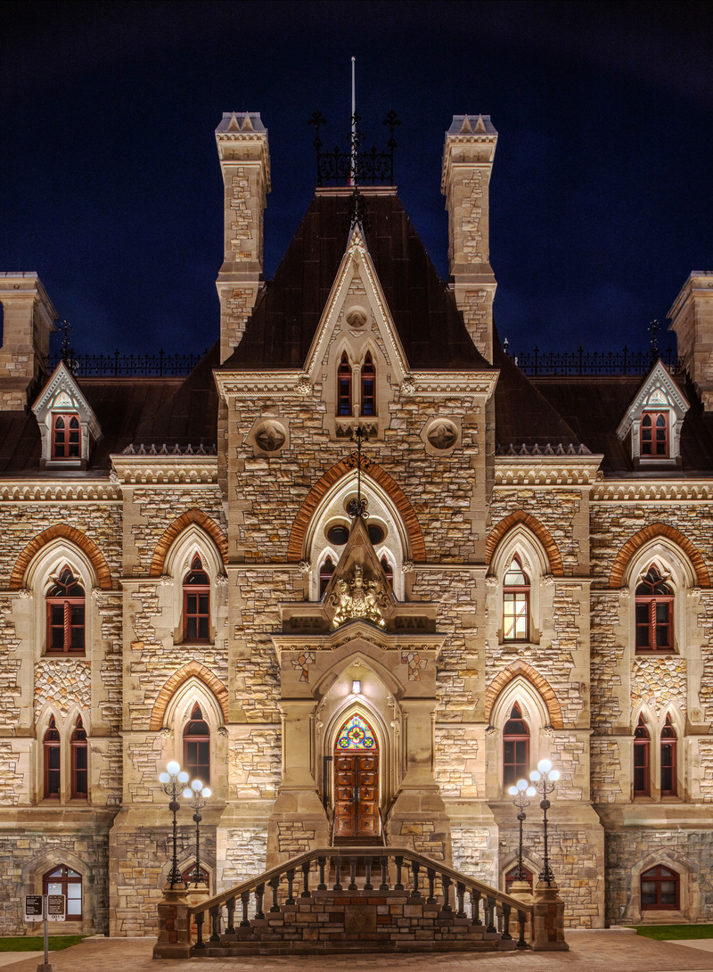 Dossier de presse | 621-30 - Communiqué de presse | Lightemotion illumine l’édifice de l’Ouest et donne vie au patrimoine d’Ottawa - Lightemotion - Design d’éclairage - Crédit photo : Gordon King