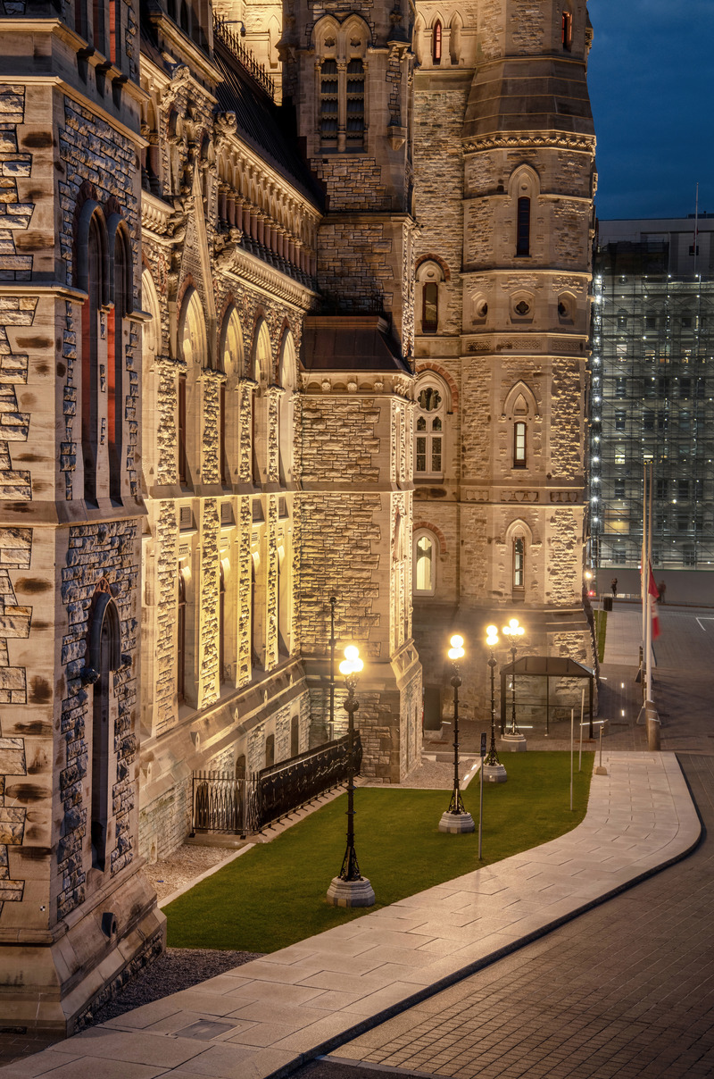 Dossier de presse | 621-30 - Communiqué de presse | Lightemotion illumine l’édifice de l’Ouest et donne vie au patrimoine d’Ottawa - Lightemotion - Design d’éclairage - Crédit photo : Gordon King