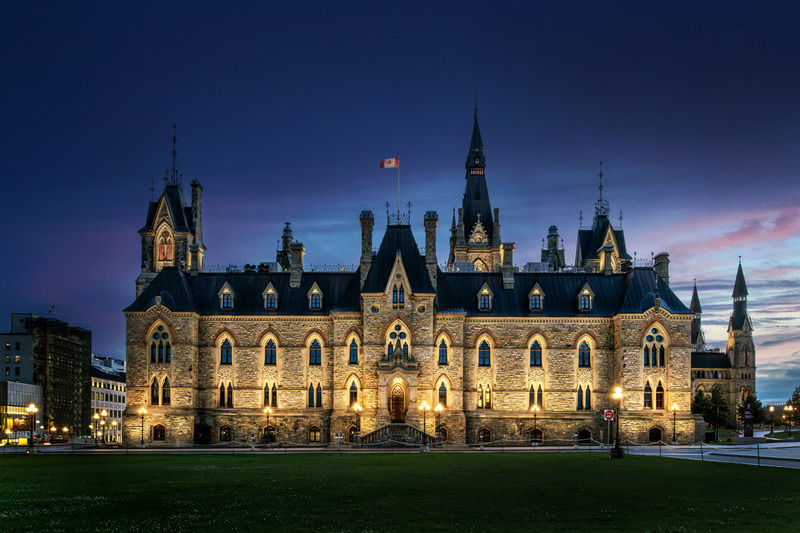 Dossier de presse | 621-30 - Communiqué de presse | Lightemotion illumine l’édifice de l’Ouest et donne vie au patrimoine d’Ottawa - Lightemotion - Design d’éclairage - Crédit photo : Gordon King
