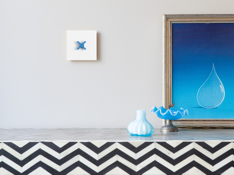 Dossier de presse | 7628-01 - Communiqué de presse | Frame Award 2024 winning switches & sockets - Bright Little Things - Produit -    Basic finishing component 5101 from the Confetti collection, here shown with button Amsterdam for the function rotary dimmer      - Crédit photo :   Rene Gonkel  