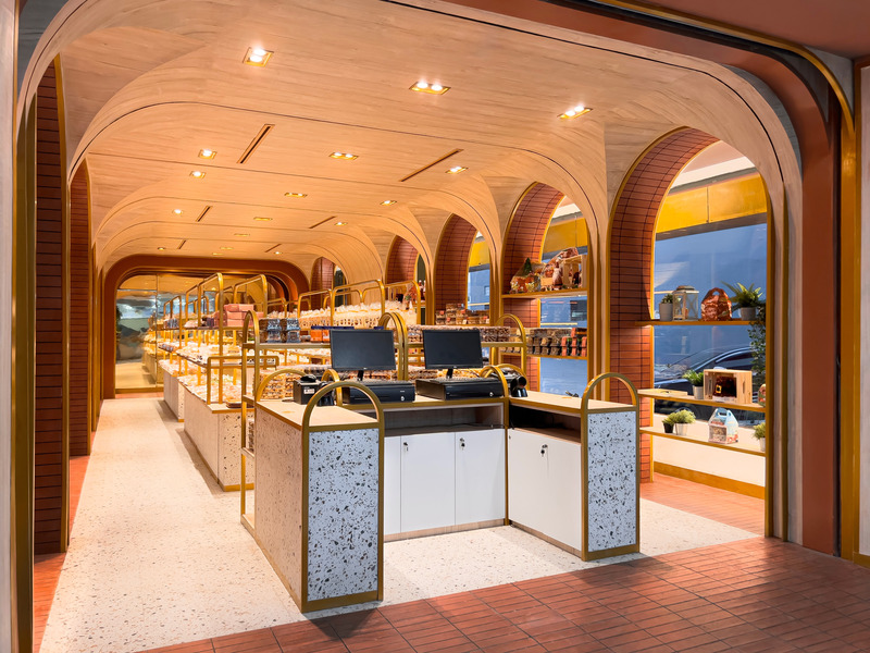 Dossier de presse | 7653-01 - Communiqué de presse | A National Class Bakery Originating From Papua - Upper Room Collaborative Studio - Design d’intérieur commercial - Cashier and Exit from Front Facade View 2 - Crédit photo : Upper Room Collaborative Studio