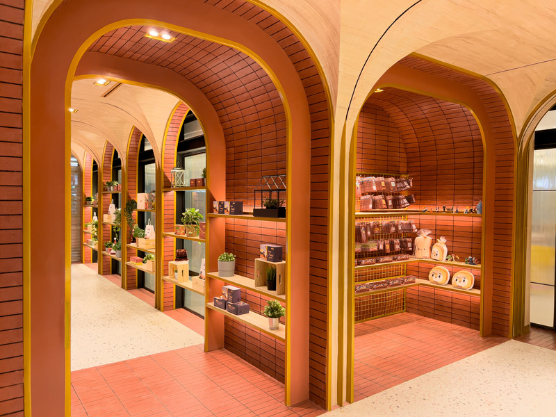 Dossier de presse | 7653-01 - Communiqué de presse | A National Class Bakery Originating From Papua - Upper Room Collaborative Studio - Design d’intérieur commercial - Cake Display Area view towards Foyer - Crédit photo : Upper Room Collaborative Studio