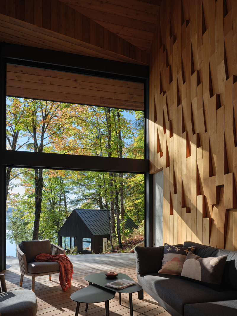 Press kit | 7600-02 - Press release | Shield and Shelter: An Embracing Lakeside Family Retreat that Opens Intimately and Sensitively to its Untamed Surroundings in the Heart of the Muskoka Region - Barbora Vokac Taylor Architect Inc. (BVT A) - Residential Architecture -   View from Muskoka Room: Artist Victoria Fard's intricate light pattern in cedar panels adds warmth to the double-height space.   - Photo credit: <font style="vertical-align: inherit;"><font style="vertical-align: inherit;"> Doublespace </font></font>