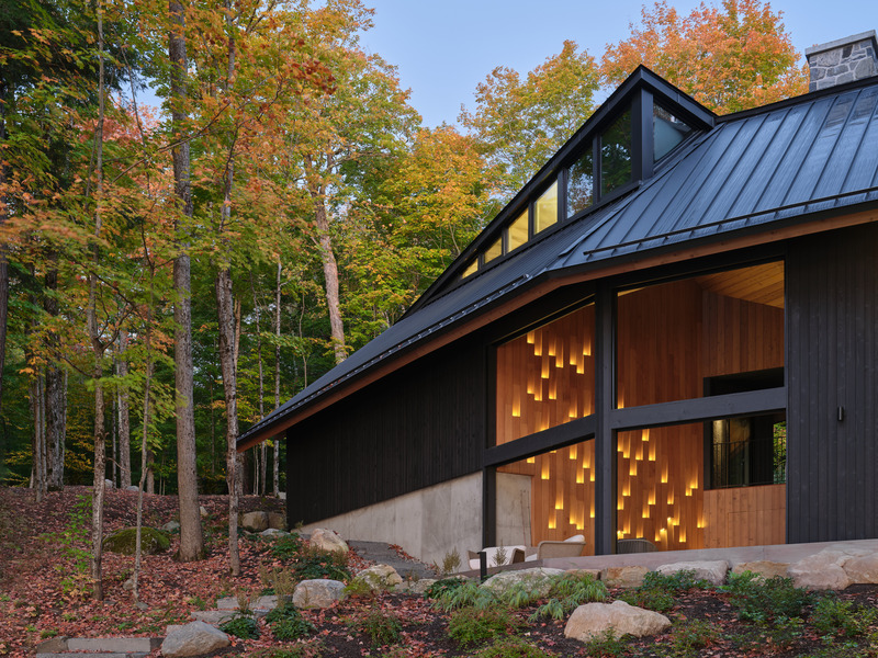 Press kit | 7600-02 - Press release | Shield and Shelter: An Embracing Lakeside Family Retreat that Opens Intimately and Sensitively to its Untamed Surroundings in the Heart of the Muskoka Region - Barbora Vokac Taylor Architect Inc. (BVT A) - Residential Architecture -  A subtle inflection of the roof: The clerestories peel up from the slope of the roof, allowing fresh air and natural light to pass through.   - Photo credit: Doublespace