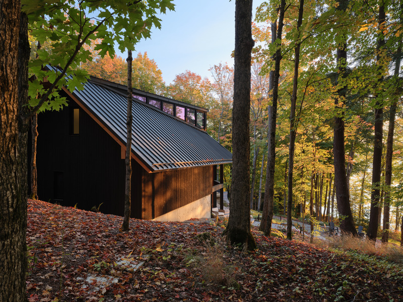 Press kit | 7600-02 - Press release | Shield and Shelter: An Embracing Lakeside Family Retreat that Opens Intimately and Sensitively to its Untamed Surroundings in the Heart of the Muskoka Region - Barbora Vokac Taylor Architect Inc. (BVT A) - Residential Architecture -    Embracing the Canadian Shield's natural topography, the cottage is embedded within existing grade variations. The cottage sits level and true, marking the surrounding landscape’s descent from peak to lake and setting a steady benchmark against the ancient terrain.    - Photo credit:  Doublespace 