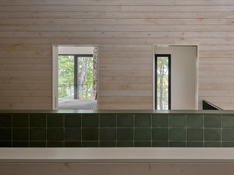Press kit | 7600-02 - Press release | Shield and Shelter: An Embracing Lakeside Family Retreat that Opens Intimately and Sensitively to its Untamed Surroundings in the Heart of the Muskoka Region - Barbora Vokac Taylor Architect Inc. (BVT A) - Residential Architecture -  Throughout the cottage, BVTA has woven in various “viewfinders”:  windows that fix a certain view: Some bathe the interior in sunlight, others frame specific trees, and some overlook sunrises, grounding the home in its rugged setting.  - Photo credit: Doublespace