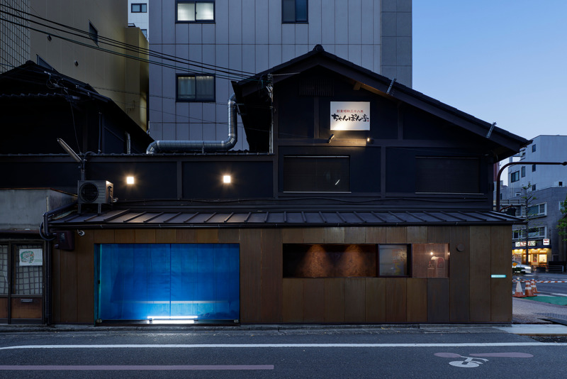 Press kit | 7629-01 - Press release | Suetomi AoQ Cafe Stand - Ryohei Tanaka / G ARCHITECTS STUDIO - Commercial Architecture - Night scene of elevation - Photo credit: Daisuke Shima