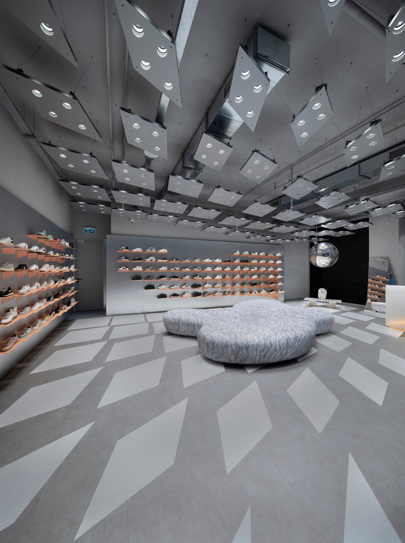 Press kit | 7623-01 - Press release | Groove Heaven - Salon Alper Derinbogaz - Commercial Interior Design - Entrance Perspective  - Photo credit: Salon