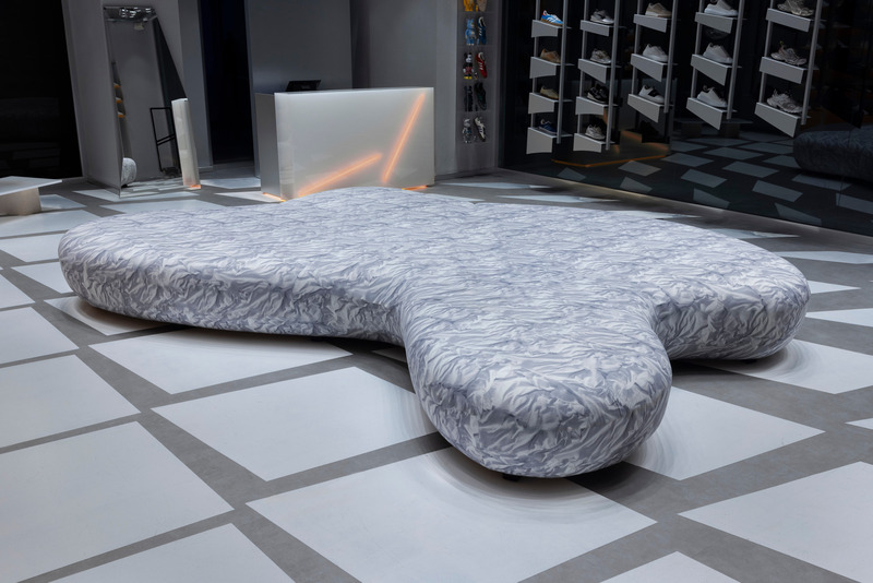 Press kit | 7623-01 - Press release | Groove Heaven - Salon Alper Derinbogaz - Commercial Interior Design - Love Seat  - Photo credit: Salon