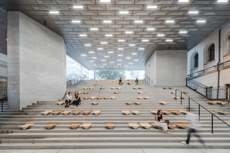 Dossier de presse | 7624-01 - Communiqué de presse | Les chaises Tai Kwun - ARTA Architects - Produit - Crédit photo : Kevin Mak @1km Studio