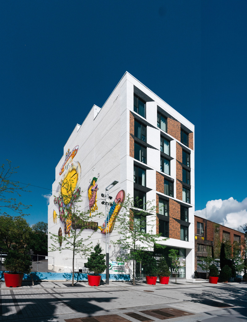 Press kit | 880-22 - Press release | Le Petit Laurent - MU Architecture - Residential Architecture - Clark Facade with mural - Photo credit: Nicolas Fransolet
