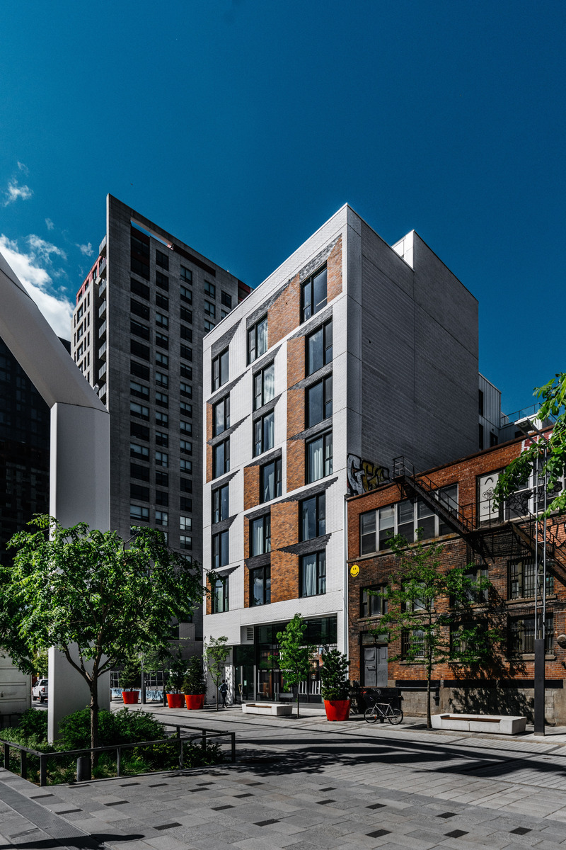 Press kit | 880-22 - Press release | Le Petit Laurent - MU Architecture - Residential Architecture - Clark Facade- street view - Photo credit: Nicolas Fransolet