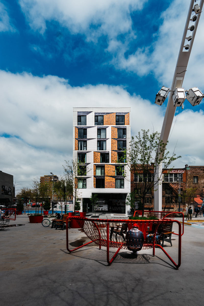 Press kit | 880-22 - Press release | Le Petit Laurent - MU Architecture - Residential Architecture - Clark Facade- view from the Esplanade Tranquile - Photo credit: Nicolas Fransolet