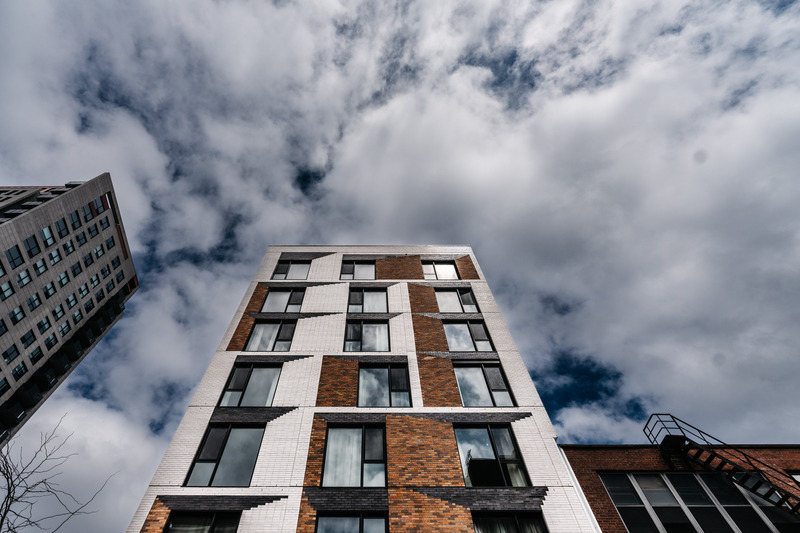 Press kit | 880-22 - Press release | Le Petit Laurent - MU Architecture - Residential Architecture - Clark Facade-counter diving shot - Photo credit: Nicolas Fransolet