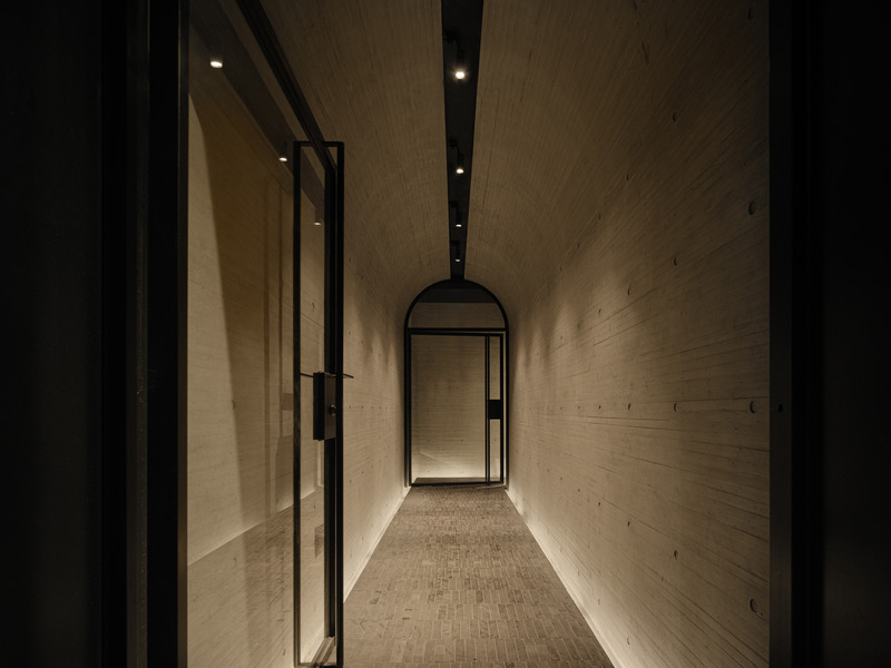 Press kit | 7030-04 - Press release | The Whisky Bar - JSPA Design - Commercial Interior Design - Concrete arch corridor - Photo credit: Liu Xinghao