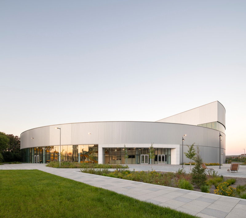 Press kit | 1303-25 - Press release | Laval’s Aquatic Complex: A Dynamic Space Centered Around its Community and Tomorrow’s Athletes - Sid Lee Architecture - Institutional Architecture - Photo credit: David Boyer