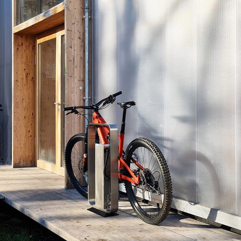 Dossier de presse | 7649-01 - Communiqué de presse | Le Q-RACK : un support pour vélos électriques avec station de recharge intégrée - AttiaDesign - Design urbain - Crédit photo : AttiaDesign