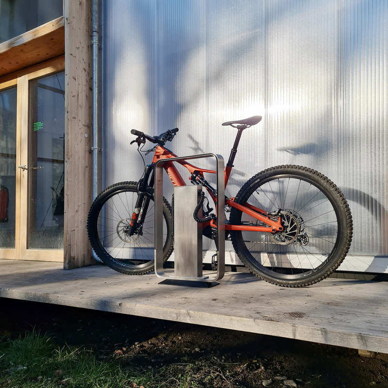 Dossier de presse | 7649-01 - Communiqué de presse | Le Q-RACK : un support pour vélos électriques avec station de recharge intégrée - AttiaDesign - Design urbain - Crédit photo : AttiaDesign