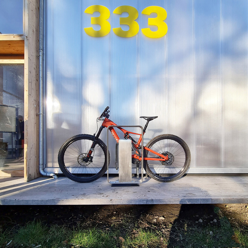 Dossier de presse | 7649-01 - Communiqué de presse | Le Q-RACK : un support pour vélos électriques avec station de recharge intégrée - AttiaDesign - Design urbain - Conçu pour s'harmoniser parfaitement avec l'architecture moderne, classique et les paysages. - Crédit photo : AttiaDesign