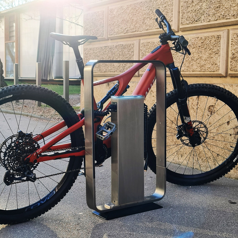 Dossier de presse | 7649-01 - Communiqué de presse | Le Q-RACK : un support pour vélos électriques avec station de recharge intégrée - AttiaDesign - Design urbain - Le design intemporel fusionne harmonieusement l'architecture classique et moderne. - Crédit photo : AttiaDesign