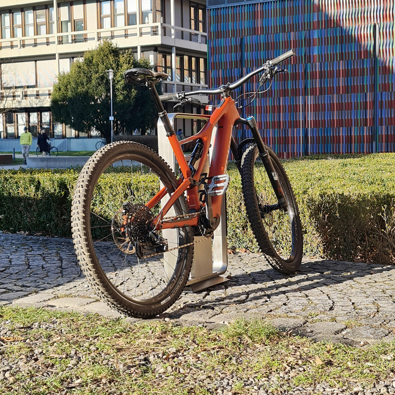 Dossier de presse | 7649-01 - Communiqué de presse | Le Q-RACK : un support pour vélos électriques avec station de recharge intégrée - AttiaDesign - Design urbain - Le design neutre du rack lui permet de s'intégrer harmonieusement en tant qu'élément autonome dans n'importe quel paysage. - Crédit photo : AttiaDesign