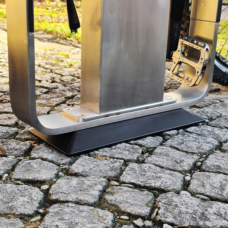 Dossier de presse | 7649-01 - Communiqué de presse | Le Q-RACK : un support pour vélos électriques avec station de recharge intégrée - AttiaDesign - Design urbain -  La base est ancrée pour s'adapter à différents types de sol et tolérances, garantissant une installation stable. Le cadre et la tour peuvent être fixés de manière précise et sécurisée à la base à l'aide de plusieurs niveaux de vis de sécurité.  - Crédit photo : AttiaDesign