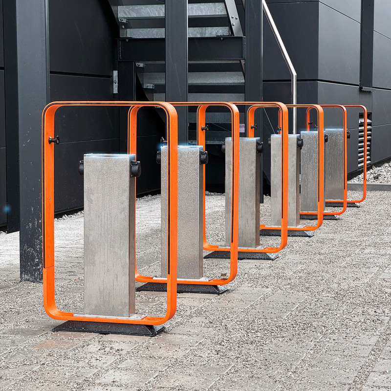 Dossier de presse | 7649-01 - Communiqué de presse | Le Q-RACK : un support pour vélos électriques avec station de recharge intégrée - AttiaDesign - Design urbain - Q-RACK est un système évolutif qui ajoute de la valeur à n'importe quel espace, encourageant les utilisateurs à venir à vélo et à recharger leurs vélos électriques. C’est la solution idéale pour les bureaux, les sièges sociaux, les centres commerciaux et les espaces publics. - Crédit photo : AttiaDesign