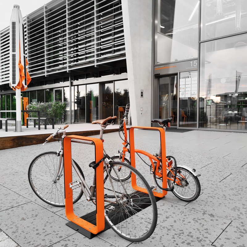 Dossier de presse | 7649-01 - Communiqué de presse | Le Q-RACK : un support pour vélos électriques avec station de recharge intégrée - AttiaDesign - Design urbain - La géométrie du cadre est la plus compatible et conviviale avec une large gamme de types de vélos, qu'il s'agisse de vélos électriques, de vélos de ville hollandais, de vélos à cadre ouvert, de VTT, de trottinettes, de vélos pour enfants ou même d'autres véhicules de micro-mobilité.   - Crédit photo : AttiaDesign
