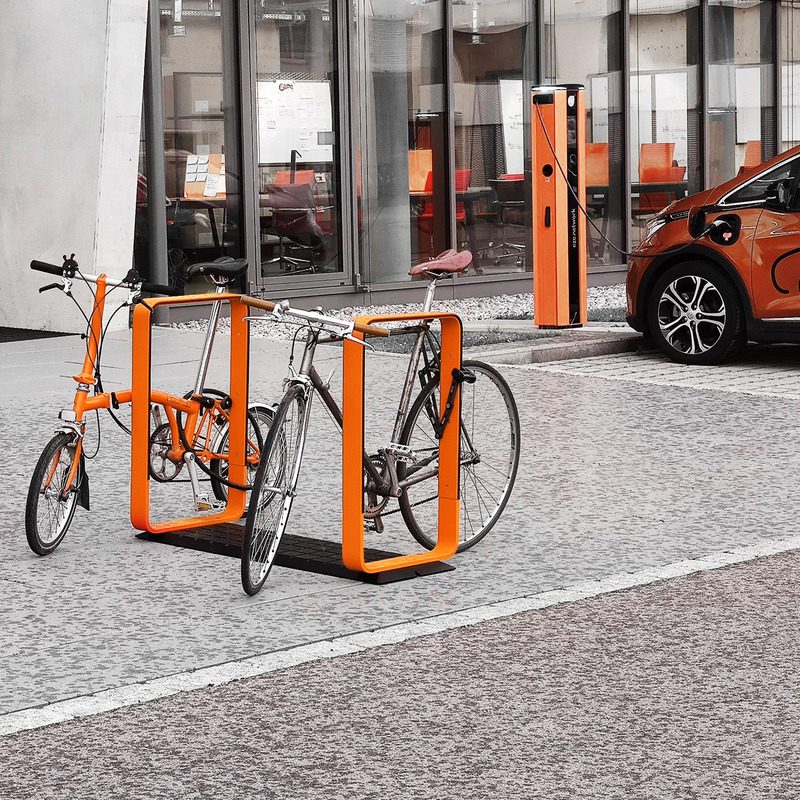 Dossier de presse | 7649-01 - Communiqué de presse | Le Q-RACK : un support pour vélos électriques avec station de recharge intégrée - AttiaDesign - Design urbain - Le cadre est personnalisable pour correspondre aux couleurs de votre identité visuelle, avec une visibilité signalétique recommandée pour les zones critiques telles que les parkings et les zones piétonnes.   - Crédit photo : AttiaDesign