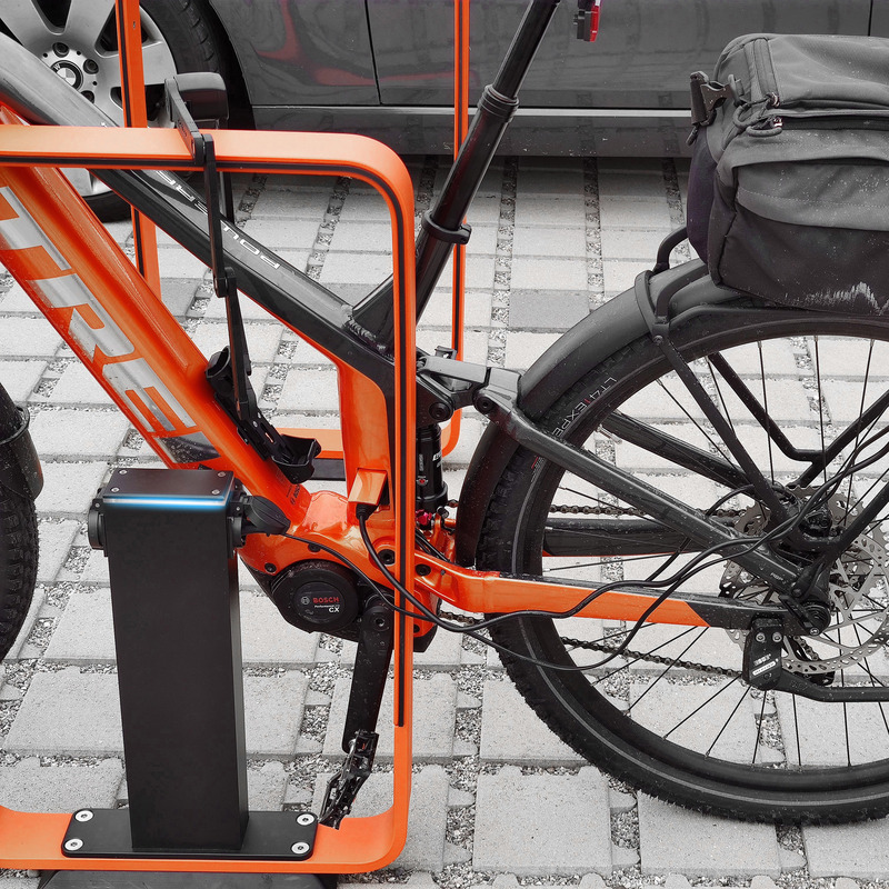 Dossier de presse | 7649-01 - Communiqué de presse | Le Q-RACK : un support pour vélos électriques avec station de recharge intégrée - AttiaDesign - Design urbain - Le e-Plug peut être configuré avec n'importe quelle prise internationale, le rendant compatible avec une large gamme de dispositifs de charge privés pour différents systèmes de vélos électriques. - Crédit photo : AttiaDesign