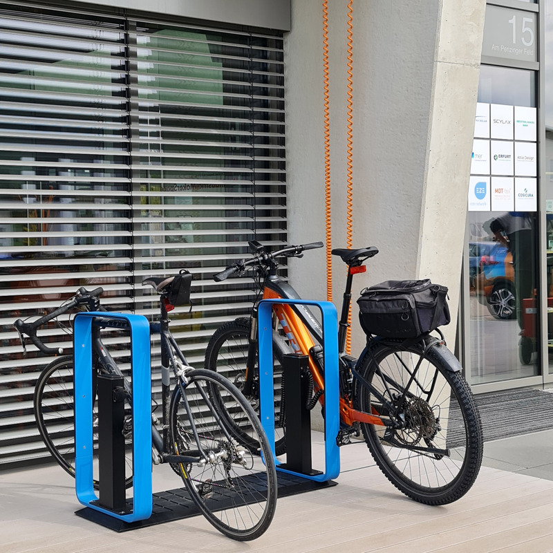 Dossier de presse | 7649-01 - Communiqué de presse | Le Q-RACK : un support pour vélos électriques avec station de recharge intégrée - AttiaDesign - Design urbain -  Le Duo-Base Stand, conçu pour deux stations de parking accueillant quatre vélos, est autoportant et peut également être fixé avec des vis. Il convient à une installation temporaire et flexible sur différents types de terrains.<br style="">  - Crédit photo : AttiaDesign