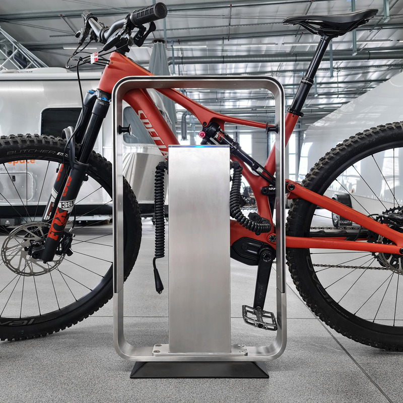 Dossier de presse | 7649-01 - Communiqué de presse | Le Q-RACK : un support pour vélos électriques avec station de recharge intégrée - AttiaDesign - Design urbain - Le design minimaliste et l'utilisation de matériaux bruts assurent une intégration harmonieuse dans tous les styles architecturaux et environnements. - Crédit photo : AttiaDesign
