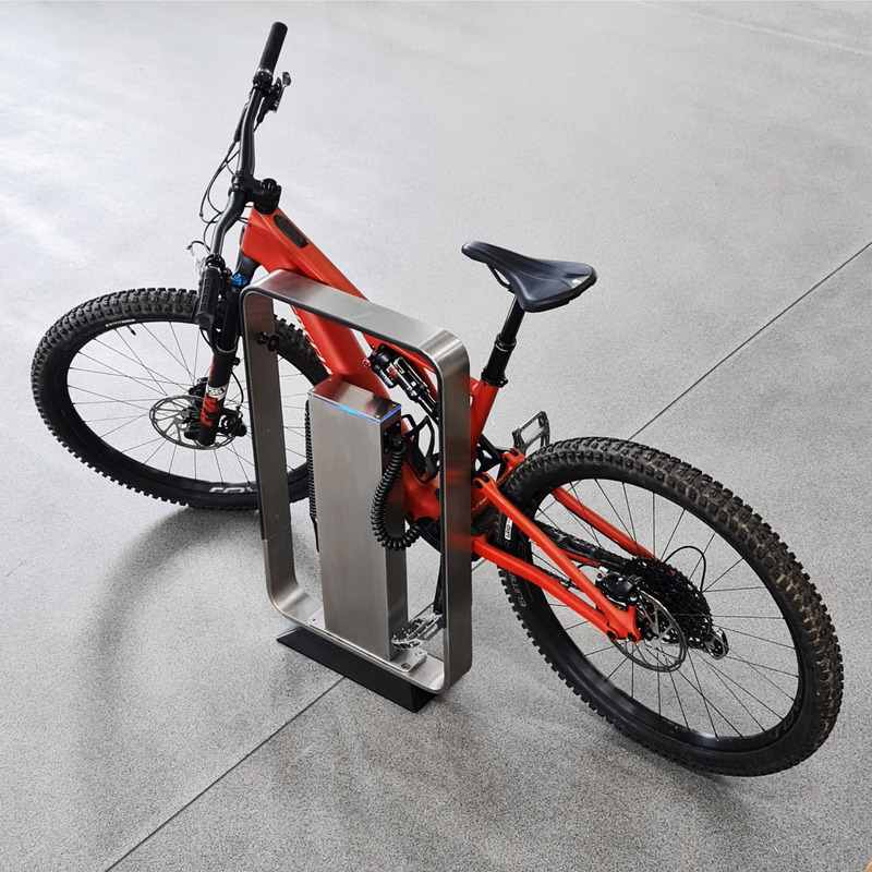 Dossier de presse | 7649-01 - Communiqué de presse | Le Q-RACK : un support pour vélos électriques avec station de recharge intégrée - AttiaDesign - Design urbain - La géométrie du support est conçue pour être respectueuse du cadre, évitant les dommages tels que les bosses, les rayures ou les tensions torsionnelles sur les jantes. Elle garantit également que les composants de haute qualité, tels que les disques de frein, les dérailleurs et les suspensions, restent protégés contre tout risque de dommage. - Crédit photo : AttiaDesign