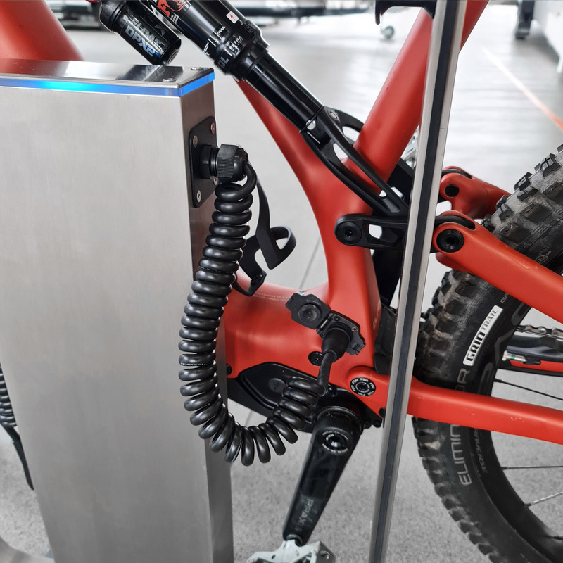 Dossier de presse | 7649-01 - Communiqué de presse | Le Q-RACK : un support pour vélos électriques avec station de recharge intégrée - AttiaDesign - Design urbain -  La tour e-Charger dispose de deux chargeurs intelligents intégrés, avec câble spiralé et choix de prises pour les systèmes de batteries : Bosch, Yamaha, Shimano, Specialized, TQ-Systems, etc. Une combinaison d'un chargeur et d'une prise est possible.  - Crédit photo : AttiaDesign