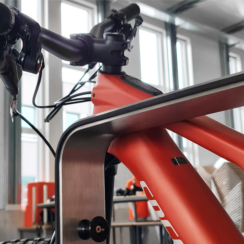 Dossier de presse | 7649-01 - Communiqué de presse | Le Q-RACK : un support pour vélos électriques avec station de recharge intégrée - AttiaDesign - Design urbain - La caractéristique principale du Q-RACK est son bord en caoutchouc de protection contre les impacts, qui protège le cadre, la peinture, les roues, les autres composants et empêche le vélo de glisser.  - Crédit photo :  AttiaDesign 