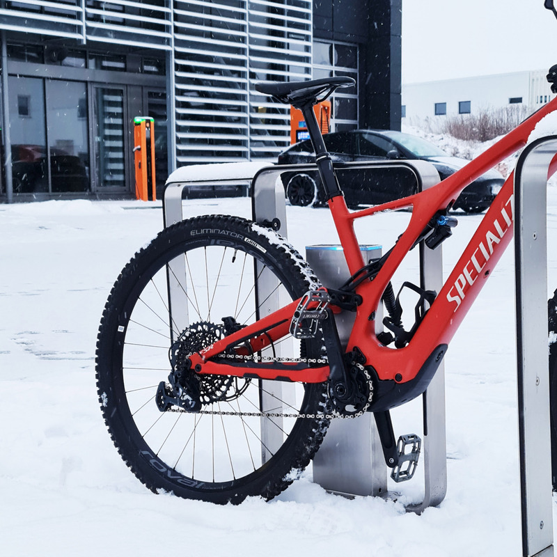 Dossier de presse | 7649-01 - Communiqué de presse | Le Q-RACK : un support pour vélos électriques avec station de recharge intégrée - AttiaDesign - Design urbain - L'acier inoxydable brossé A2 est résistant aux intempéries et facile à entretenir. - Crédit photo : AttiaDesign