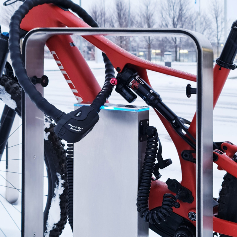 Dossier de presse | 7649-01 - Communiqué de presse | Le Q-RACK : un support pour vélos électriques avec station de recharge intégrée - AttiaDesign - Design urbain -  Le cadre fermé du Q-RACK offre un espace de stationnement pour deux vélos, sécurisables directement par le cadre.<br style="">  - Crédit photo :  AttiaDesign 