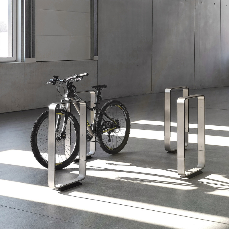 Dossier de presse | 7649-01 - Communiqué de presse | Le Q-RACK : un support pour vélos électriques avec station de recharge intégrée - AttiaDesign - Design urbain - Le système permet de concevoir de nouveaux agencements créatifs. - Crédit photo : AttiaDesign