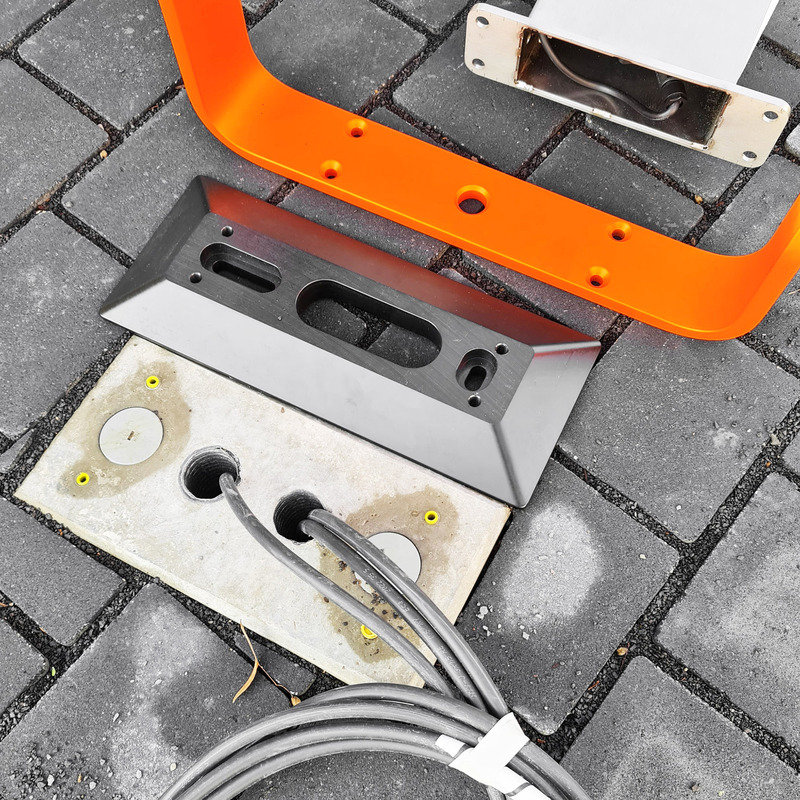 Dossier de presse | 7649-01 - Communiqué de presse | Le Q-RACK : un support pour vélos électriques avec station de recharge intégrée - AttiaDesign - Design urbain - Le QRACK peut être temporairement retiré, la base est conçue pour être roulée par une voiture, et le système peut être amélioré selon les besoins. - Crédit photo : AttiaDesign