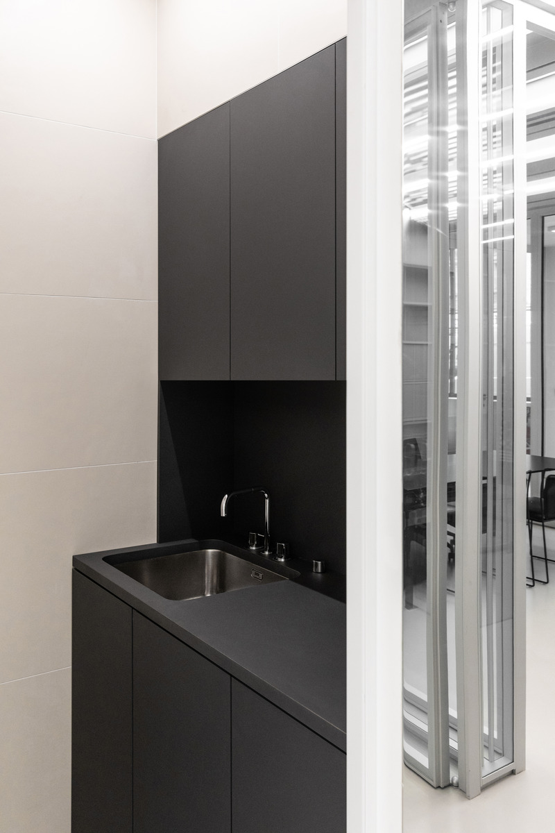 Dossier de presse | 7652-01 - Communiqué de presse | LOCAL réalise l’aménagement d’un espace d’accueil et de bureau - LOCAL - Design d’intérieur commercial - Crédit photo : © Bertrand Fompeyrine - BCDF studio
