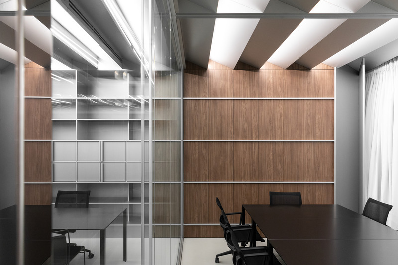 Dossier de presse | 7652-01 - Communiqué de presse | LOCAL réalise l’aménagement d’un espace d’accueil et de bureau - LOCAL - Design d’intérieur commercial - Crédit photo : © Bertrand Fompeyrine - BCDF studio