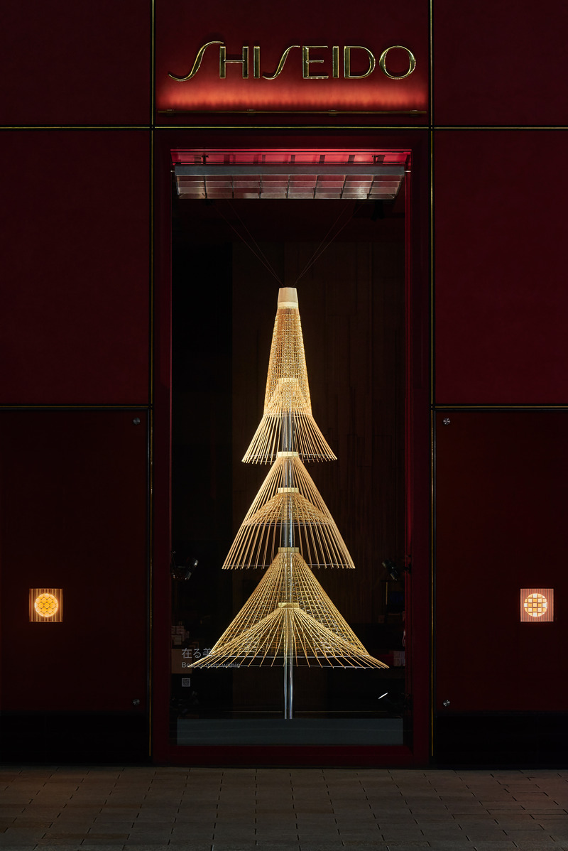 Dossier de presse | 5830-02 - Communiqué de presse | L’œuvre de HAKUTEN, « La beauté intérieure », remporte le prix de la Vitrine de l’année aux FRAME Awards 2024 - Hakuten Corporation - Art - Wagasa(Japanese umbrella) Christmas tree - Crédit photo : Masayuki Hayashi