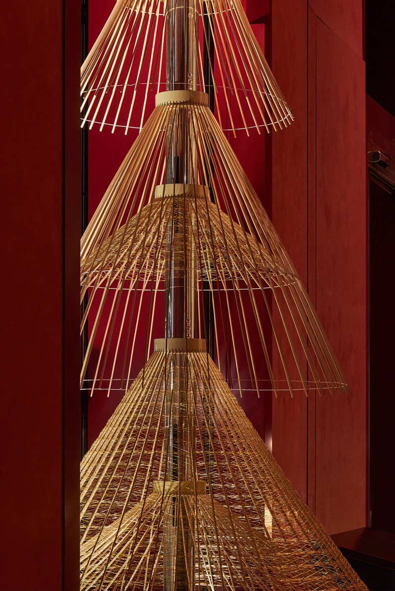 Dossier de presse | 5830-02 - Communiqué de presse | L’œuvre de HAKUTEN, « La beauté intérieure », remporte le prix de la Vitrine de l’année aux FRAME Awards 2024 - Hakuten Corporation - Art - Tree seen from inside the store - Crédit photo : Masayuki Hayashi
