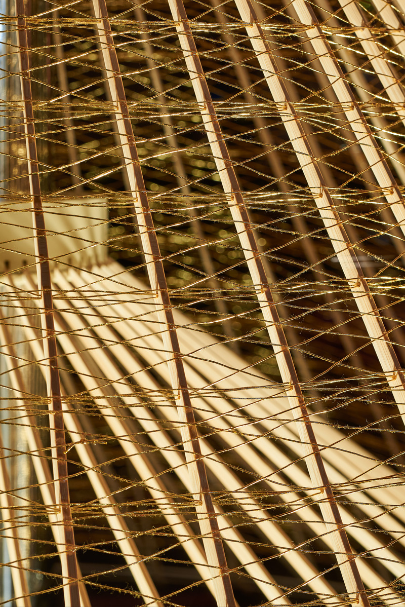 Dossier de presse | 5830-02 - Communiqué de presse | L’œuvre de HAKUTEN, « La beauté intérieure », remporte le prix de la Vitrine de l’année aux FRAME Awards 2024 - Hakuten Corporation - Art - Christmas tree detailing, beautiful bamboo bones and decorative threads - Crédit photo : Masayuki Hayashi
